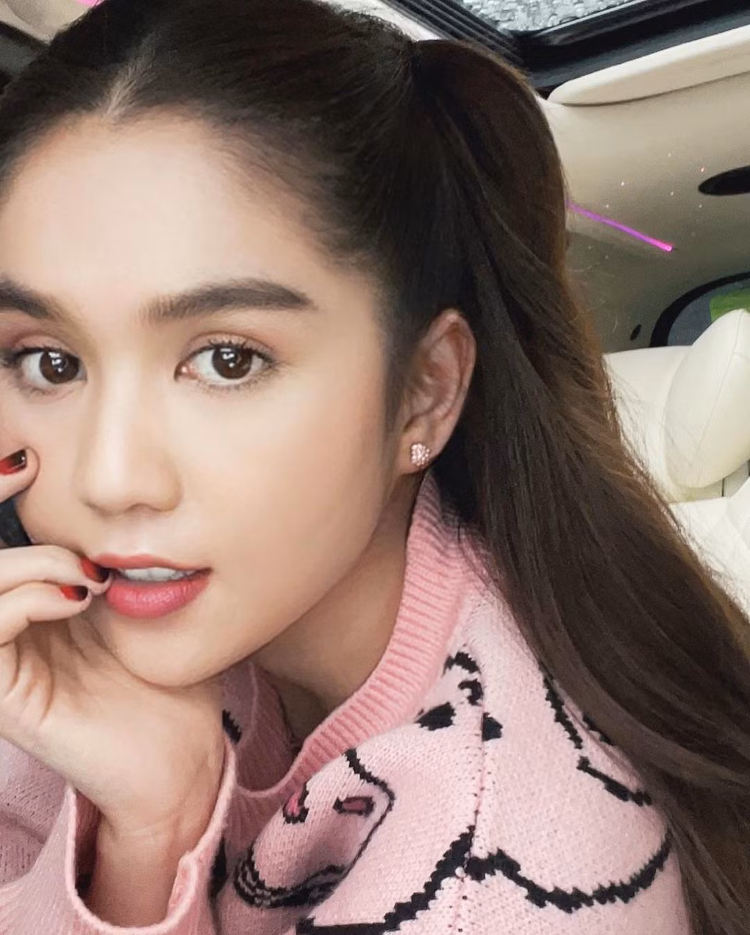 Ngọc Trinh dễ thương với tóc 2 chùm.