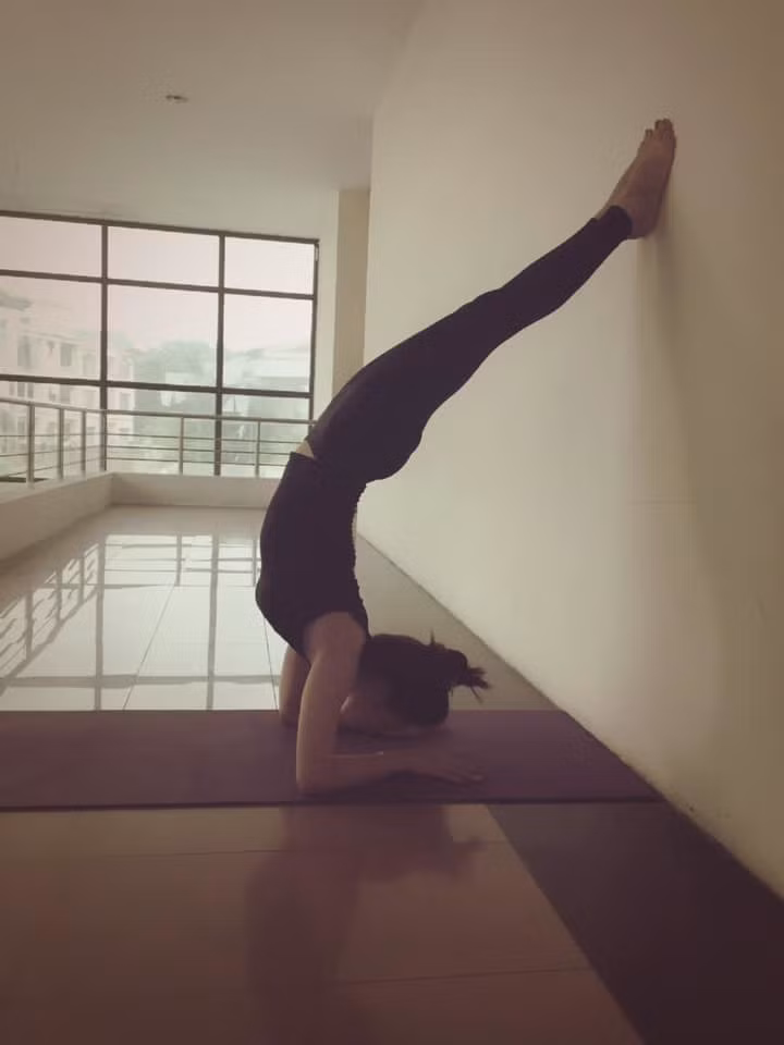 Bà xã Công Lý tập yoga.