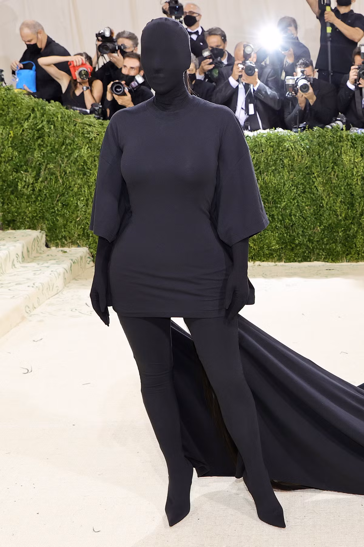 Kim Kardashian gây chú ý tại sự kiện Met Gala 2021 diễn ra tại bảo tàng Metropolitan tối 13/9.
