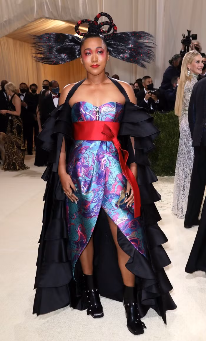 Naomi Osaka với trang phục mang âm hưởng kimono của Nhật Bản, kết hợp kiểu tóc không giống ai.