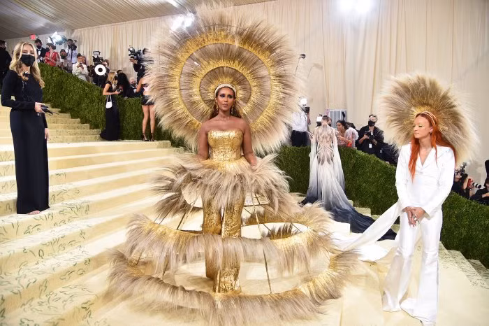 Sau 1 năm gián đoạn vì dịch COVID-19, Met Gala năm nay rất sôi động. Tuy nhiên nhiều ngôi sao đã không thể đến dự vì chưa tiêm vắc xin như yêu cầu của BTC.