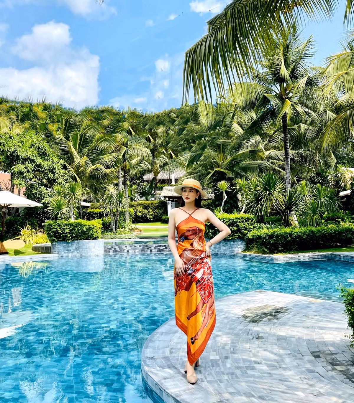 Diễn viên Lã Thanh Huyền sang chảnh khi đi nghỉ dưỡng.