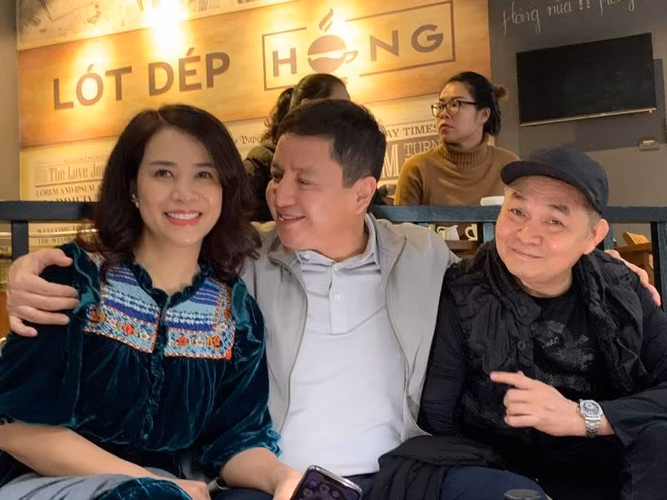 Trên trang cá nhân, nghệ sĩ Chí Trung đăng bức ảnh bên bạn gái và nghệ sĩ Xuân Hinh kèm chia sẻ: "Gió mùa lại về... kệ em nhỉ?". Khoảnh khắc nam nghệ sĩ Chí Trung nhìn bạn gái âu yếm khiến nhiều người thích thú.