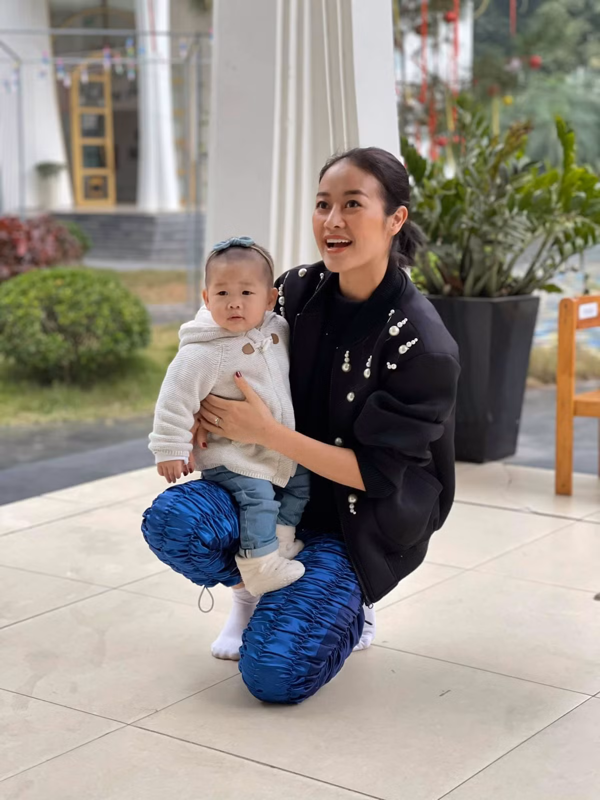 "Đưa con đến lớp lúc nào cũng vui và háo hức vì con đã quen với lớp với trường và lí lắc lắm ạ".