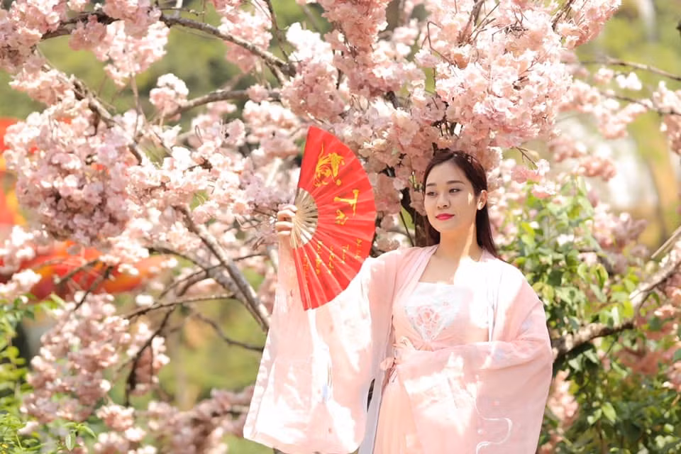 Thậm chí, Tự Long còn tự hào về vợ là một người tâm lý. Nam nghệ sĩ tiết lộ năm nào, sinh nhật anh, bà xã cũng tự tay chuẩn bị bánh kem, quà và bày những bữa ăn nho nhỏ cho gia đình.