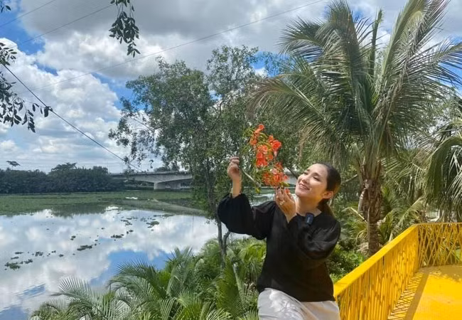 Cát Tường hồi tưởng thủa học trò khi ngắm nhìn chùm hoa phượng vĩ.