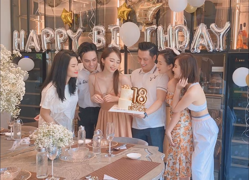 Cặp đôi tin đồn Việt Anh và Quỳnh Nga tình tứ cạnh nhau khiến fan nhiệt liệt "đẩy thuyền". Không những vậy, hội bạn thân còn tâm lý khi đặt bánh với số 18 để mong cả 2 luôn trẻ mãi không già. Thế nhưng, ngoài dò xét "hint" tình cảm của cả 2, các "thánh soi" chợt phát hiện ra sự khổ sợ của Quỳnh Nga khi đứng kề bên "bạn trai tin đồn".