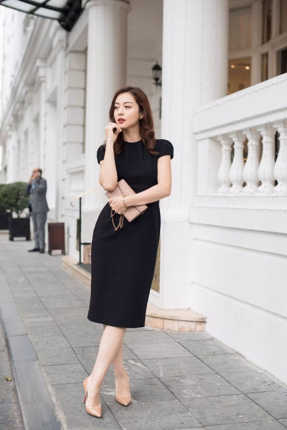 Diện những bộ đồ kín đáo khiến vẻ đẹp của Jennifer trang nhã không kém phần quý phái.