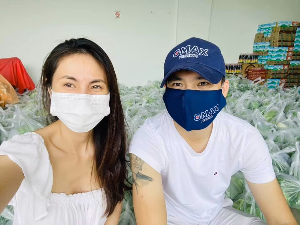 Sao Việt hôm nay 21/7: Vợ chồng Công Vinh - Thủy Tiên mang rau sạch ở quê lên TP.HCM "bán" giá 0 đồng cho người dân.