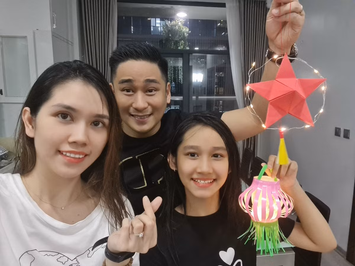 Sao Việt hôm nay 22/9: Diễn viên Minh Tiệp chia sẻ: ''Một Tết Trung Thu nhẹ nhàng, ấm cúng với đèn ông sao bố và mẹ tự làm, còn búp bê là 2 bạn ý tự tô và vẽ''.