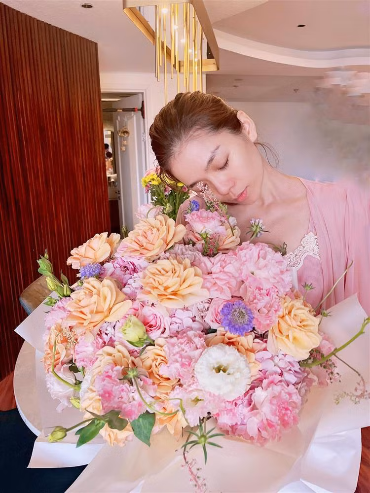 Lâm Bảo Châu thậm chí còn ga lăng, tìm được một bó hoa siêu to khổng lồ giữa thời điểm dịch căng thẳng để tặng Lệ Quyên.