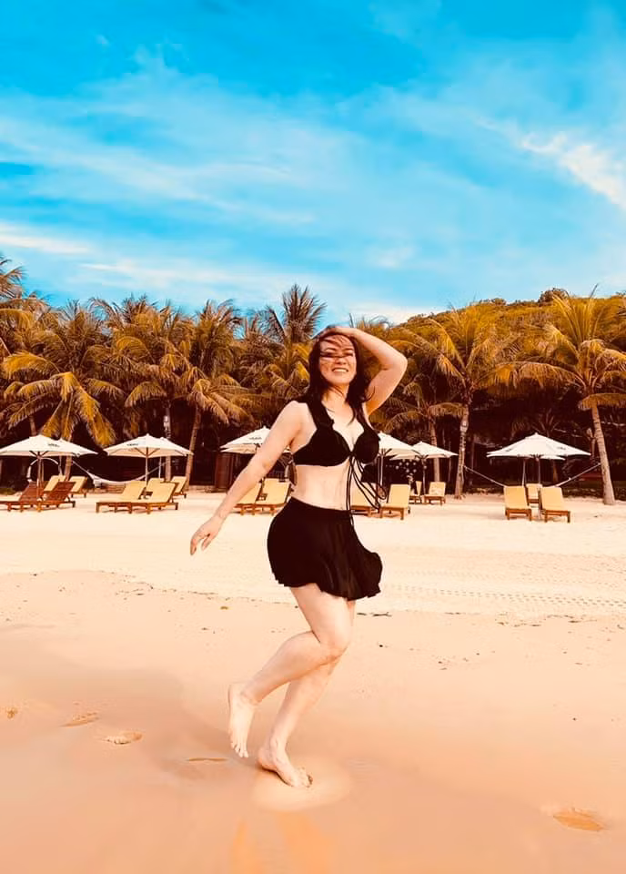 Tuổi U50, Phi Nhung vẫn tự tin diện bikini.