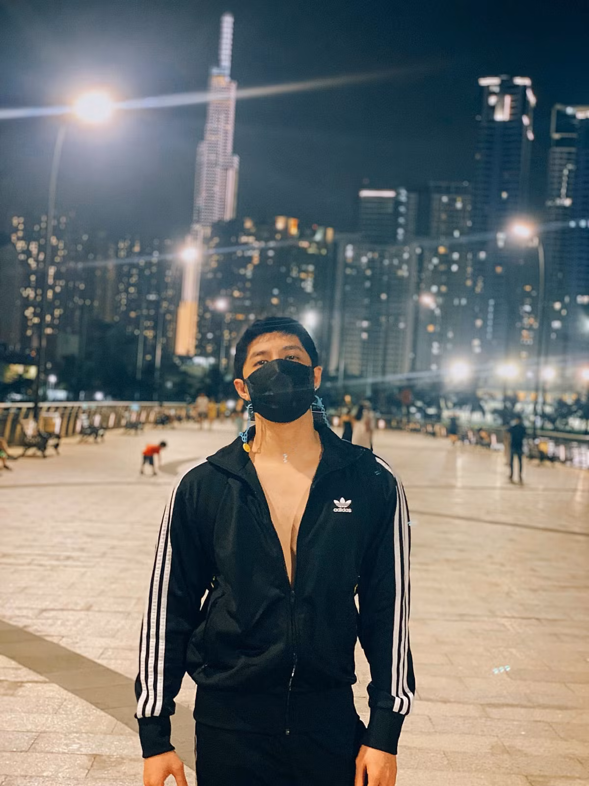 Noo Phước Thịnh đăng ảnh và tâm sự: ''Đừng để những thứ lấp lánh ngoài kia làm nhoè mắt em .... Mà quên rằng trong tay em đang nắm là vì sao đẹp nhất dãy ngân hà... Anh không thuộc về những thứ xa hoa, lộng lẫy... nhưng đầy phù phiếm và hỗn tạp. Anh là điều dung dị, đơn giản.... nhưng vô giá''.