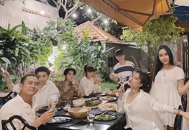 Hội ca sĩ trẻ Gil Lê, Hoàng Thùy Linh, Vũ Cát Tường và Đức Phúc tụ tập ăn uống tại nhà của nhạc sĩ Hồ Hoài Anh - Lưu Hương Giang.