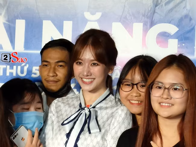 Nói về độ trẻ trung, ca sĩ Hari Won thậm chí còn lấn lướt Trấn Thành, dù cô hơn chồng 2 tuổi.