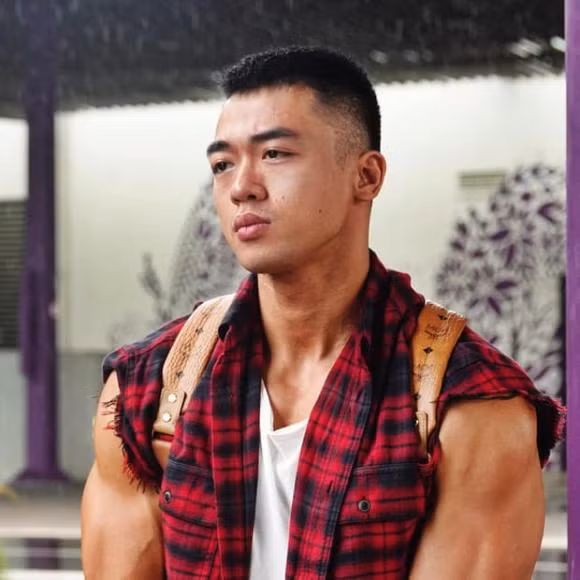 Bạn trai tin đồn của Miu Lê sở hữu gương mặt khá điển trai và cơ bắp cuồn cuộn.