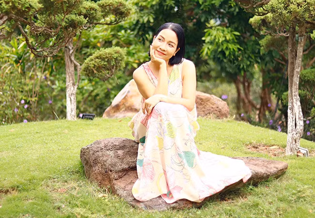 Diva Mỹ Linh rạng rỡ đón ngày mới trong khuôn viên vườn nhà.