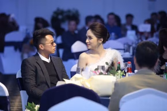 Cả hai dính nhau như sam, liên tục dành cho nhau cử chỉ ngọt ngào đáng "ghen tỵ".