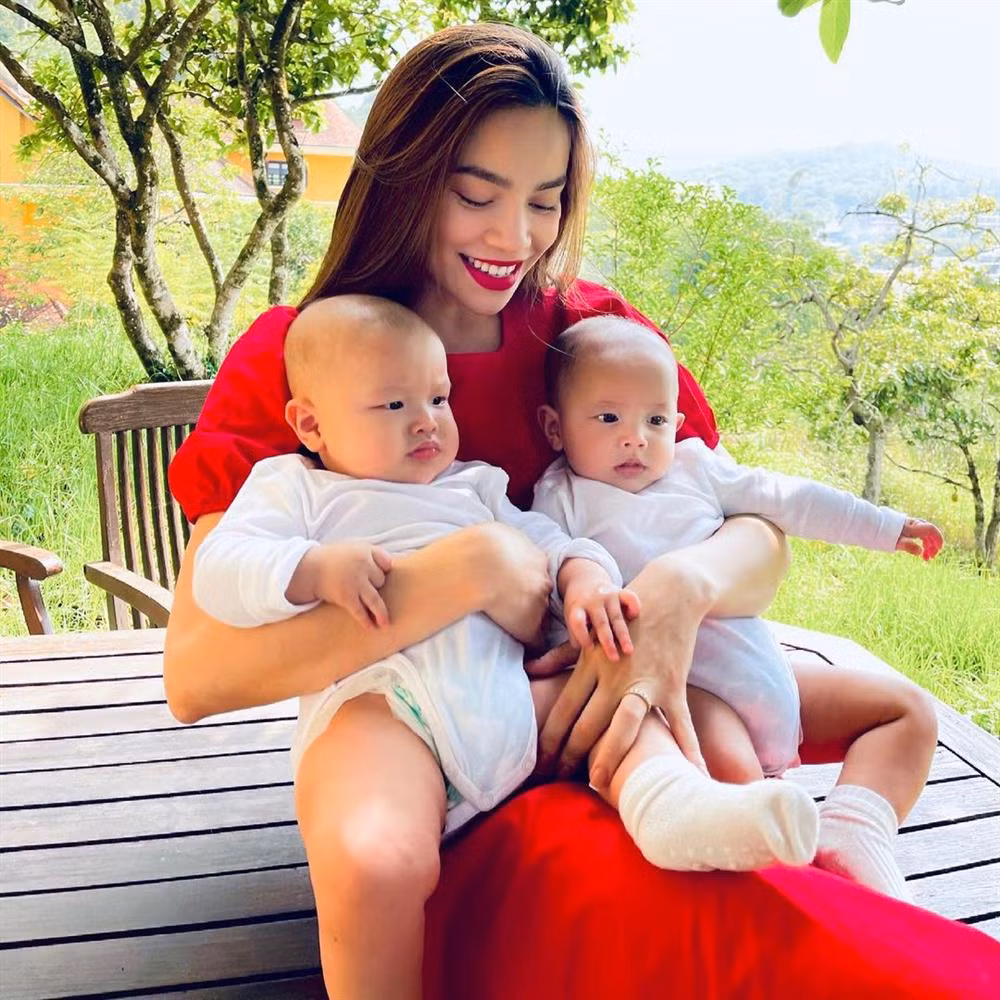 "Ối trời ơi, chuyến bay có 30 phút mà ngỡ 3 tiếng vì những tiếng la thất thanh gắt ngủ của ông Leon. Muốn đội quần với các cô chú xung quanh", Hồ Ngọc Hà tâm sự. Câu chuyện "mẹ bỉm" của nữ ca sĩ khiến nhiều người thích thú, song cũng đồng cảm.