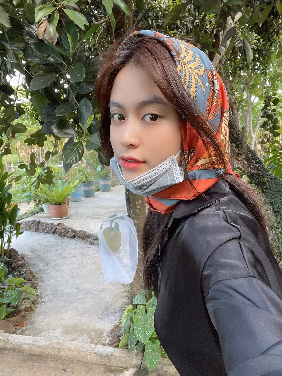 Hoàng Thùy Linh nhí nhảnh ở quê.