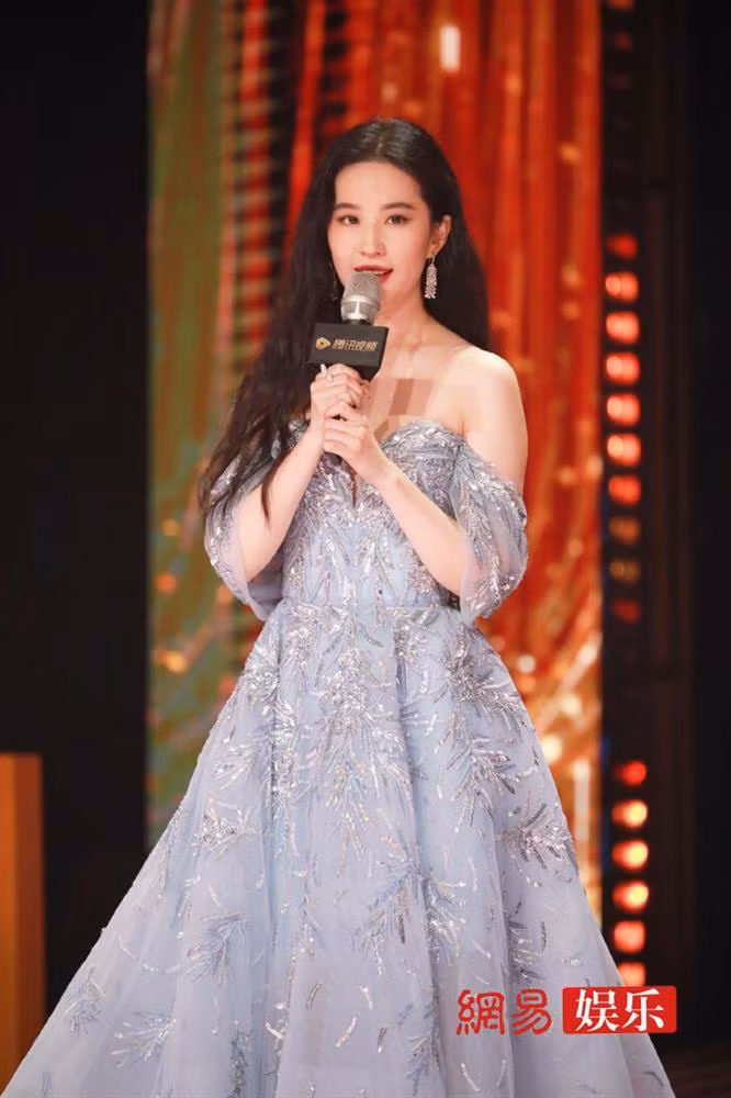 Việc lựa chọn trang phục chưa tinh tế lại có tông màu sáng khiến "thần tiên tỷ tỷ" lộ thân hình đô con thừa cân, đặc biệt là bắp tay to.