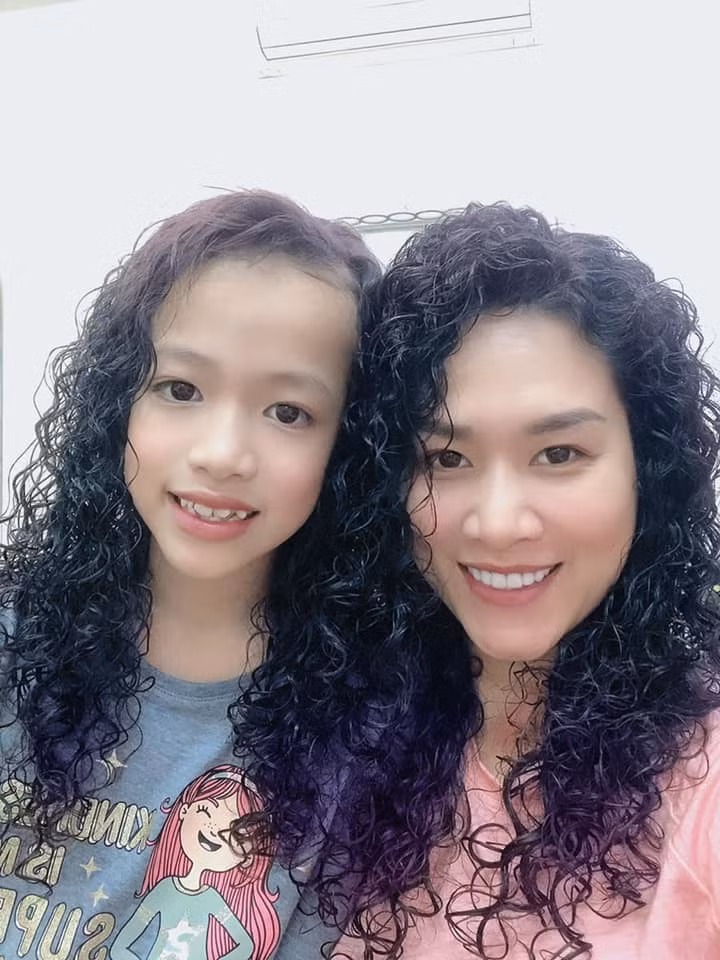 "Nguyệt thảo mai" Hà Hương và con gái uốn tóc xoăn "mì gói" đón Tết.