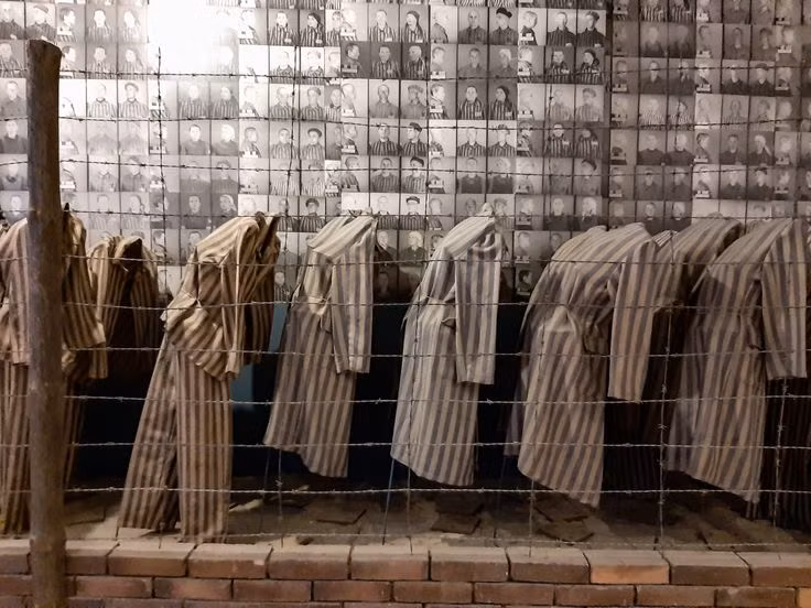  3. Các trại tử thần. Đức Quốc xã đã xây dựng các trại tử thần (Holocaust) như Auschwitz-Birkenau, Treblinka, và Sobibor, nơi hàng triệu người bị giết bằng cách sử dụng khí độc Zyklon B, bắn, hoặc chết vì đói và lao động cưỡng bức. Ảnh: Pinterest.