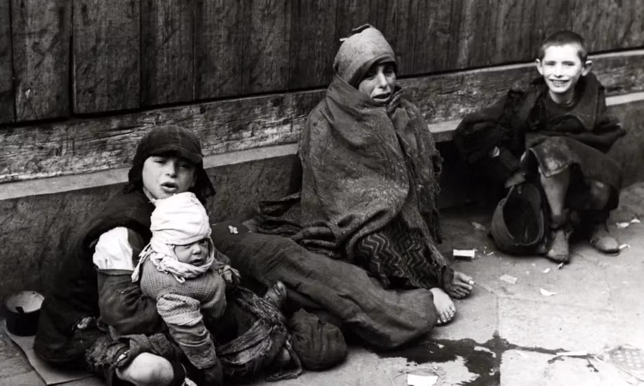  9. Trẻ em là nạn nhân đặc biệt. Hơn 1 triệu trẻ em Do Thái đã bị giết trong Holocaust. Các em thường bị giết ngay sau khi đến các trại tử thần vì không thể lao động. Ảnh: Pinterest.