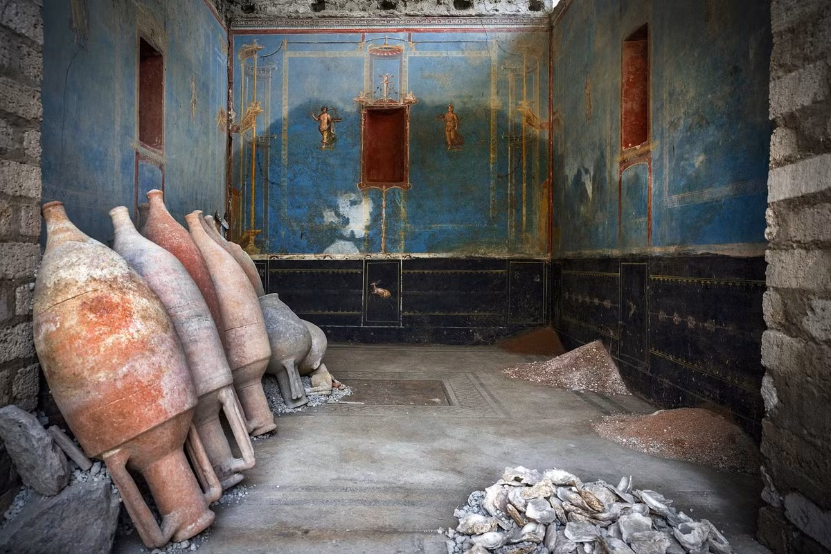  1. Phòng thờ màu xanh lam tại Pompeii, Ý. Một căn phòng trang trí bằng màu xanh lam hiếm có được các nhà khảo cổ học phát hiện tại khu vực Regio IX, Pompeii, chứa các bức bích họa miêu tả mùa màng, đồ đồng và các hiện vật nghi lễ. Ảnh: NBC News.