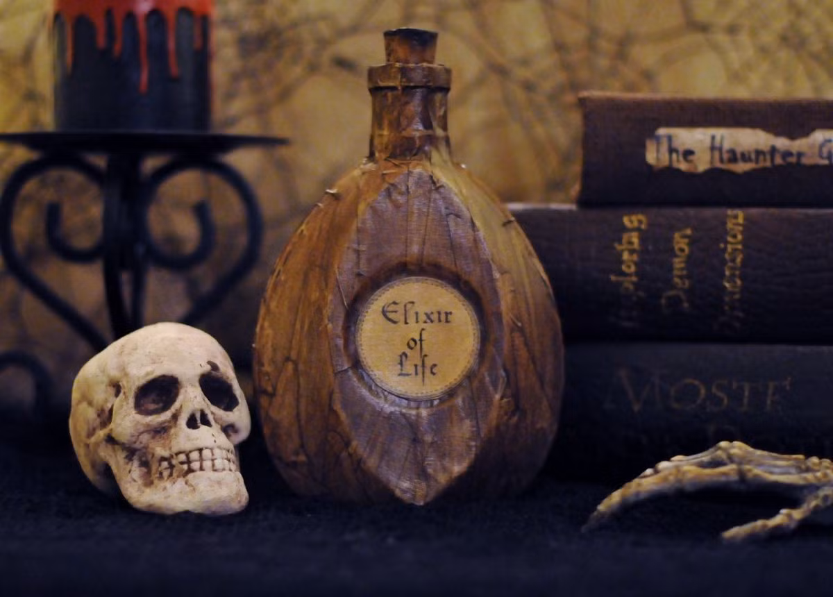  7. Châu Âu thời Trung Cổ. Người châu Âu thời Trung Cổ tin rằng thuốc trường sinh (Elixir of Life) là một chất lỏng kỳ diệu có thể mang lại sự bất tử hoặc chữa lành mọi bệnh tật. Ảnh: Pinterest.