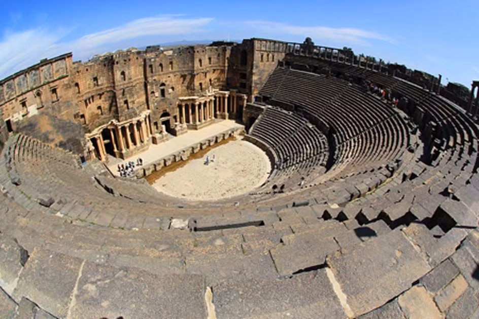  5. Bosra. Thành phố Bosra, từng là thủ phủ của tỉnh Arabia thuộc La Mã. Nơi đây nổi tiếng với Nhà hát La Mã Bosra, một trong những nhà hát La Mã được bảo tồn tốt nhất trên thế giới, được xây bằng đá basalt đen. Ảnh: Pinterest.