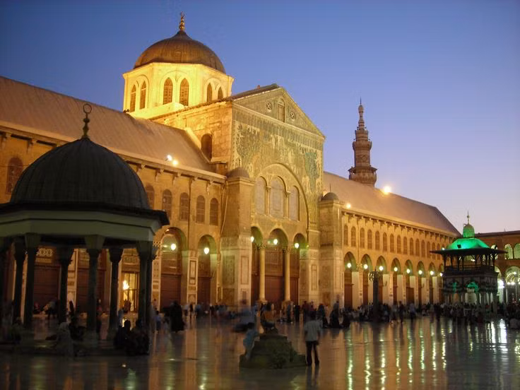  1. Thành cổ Damascus. Damascus là một trong những thành phố có người sinh sống liên tục lâu nhất thế giới, với lịch sử hơn 5.000 năm. Khu phố cổ Damascus đã được công nhận là Di sản thế giới, nổi tiếng với các con đường lâu đời, chợ truyền thống, và đặc biệt là thánh đường Umayyad. Ảnh: Pinterest.