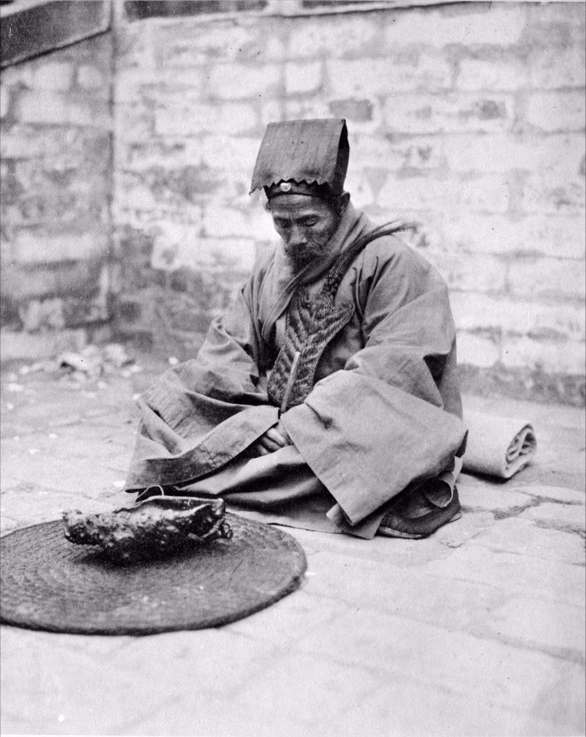  11. Sự "vô ngã". Một trong những thông điệp chính của Đạo Đức Kinh là việc từ bỏ cái tôi, hay sự "vô ngã". Lão Tử tin rằng sự kiên cố vào cái tôi sẽ tạo ra xung đột, trong khi sống không vì bản thân sẽ dẫn đến sự hòa hợp với vũ trụ. Ảnh: Pinterest.