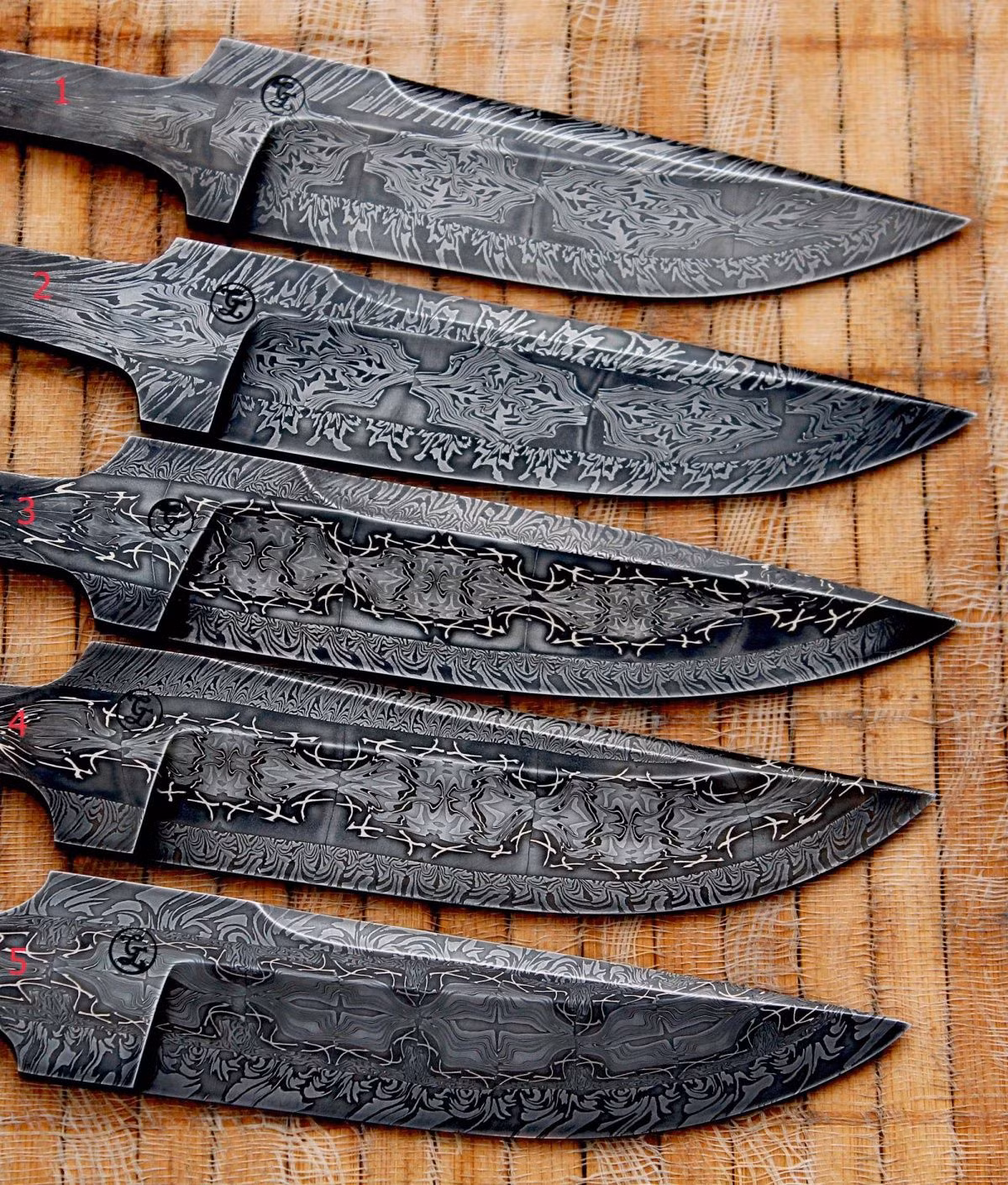  8. Hoa văn độc bản. Hoa văn đặc trưng trên thép Damascus không thể được tái tạo hoàn toàn giống nhau trên mỗi lưỡi kiếm, làm cho mỗi sản phẩm trở thành một tác phẩm nghệ thuật độc bản. Ảnh: Pinterest.