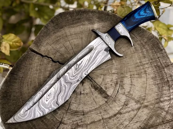  2. Đặc trưng nổi bật. Thép Damascus nổi tiếng với hoa văn bề mặt dạng sóng hoặc xoáy, giống như dòng nước chảy. Hoa văn này không chỉ đẹp mà còn là kết quả của quá trình chế tạo đặc biệt. Ảnh: Pinterest.