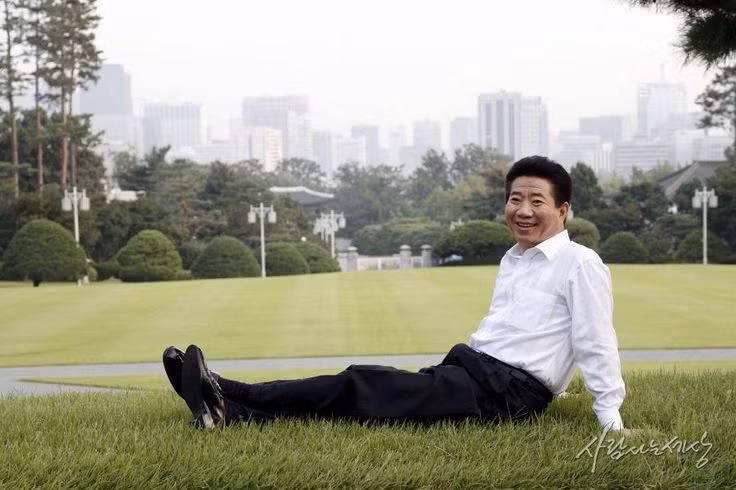  7. Roh Moo-hyun (2003–2008). Dù được biết đến với hình ảnh trong sạch, gia đình của Roh Moo-hyun bị cáo buộc nhận hối lộ từ các doanh nghiệp. Vụ bê bối này khiến ông gặp áp lực lớn, dẫn đến việc ông tự tử năm 2009, gây chấn động dư luận. Ảnh: Pinterest.