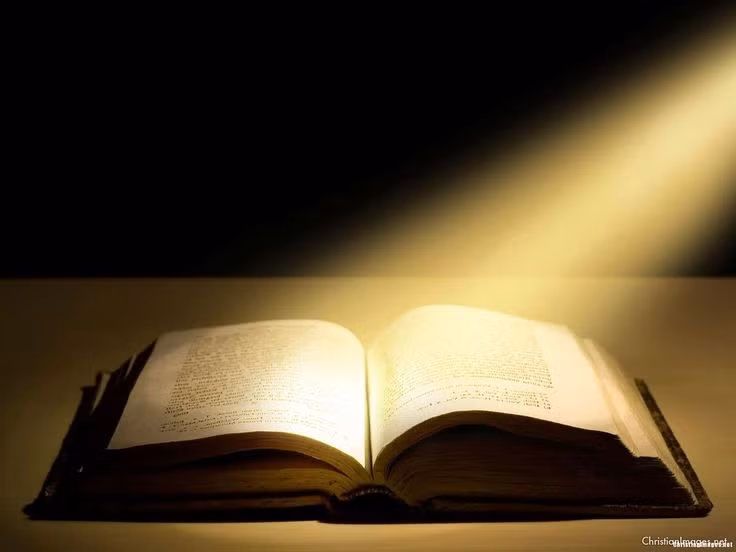  2. Kinh Thánh (The Bible). Nguồn gốc: Cơ Đốc giáo. Nội dung tiên tri: Sách Khải Huyền (Book of Revelation) mô tả tận thế, sự xuất hiện của Antichrist, và phán xét cuối cùng. Nhiều sự kiện trong lịch sử được cho là đã được tiên đoán trong Kinh Thánh, ví dụ sự phục hồi của Israel. Ảnh: Pinterest.