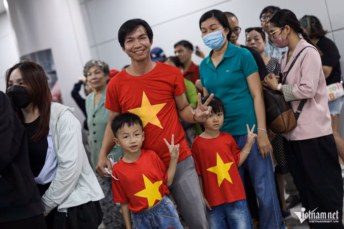Anh Lê Thành Khang (ngụ huyện Nhà Bè) cùng hai con đi từ 5h30 đến ga Bến Thành để lần đầu đi thử tàu metro số 1. "Chúng tôi rất phấn khởi, tự hào. Từng nhìn thấy metro vận hành ở Hà Nội, cũng như các quốc gia khác, tôi rất mong chờ vào trải nghiệm lần này", anh Khang chia sẻ.