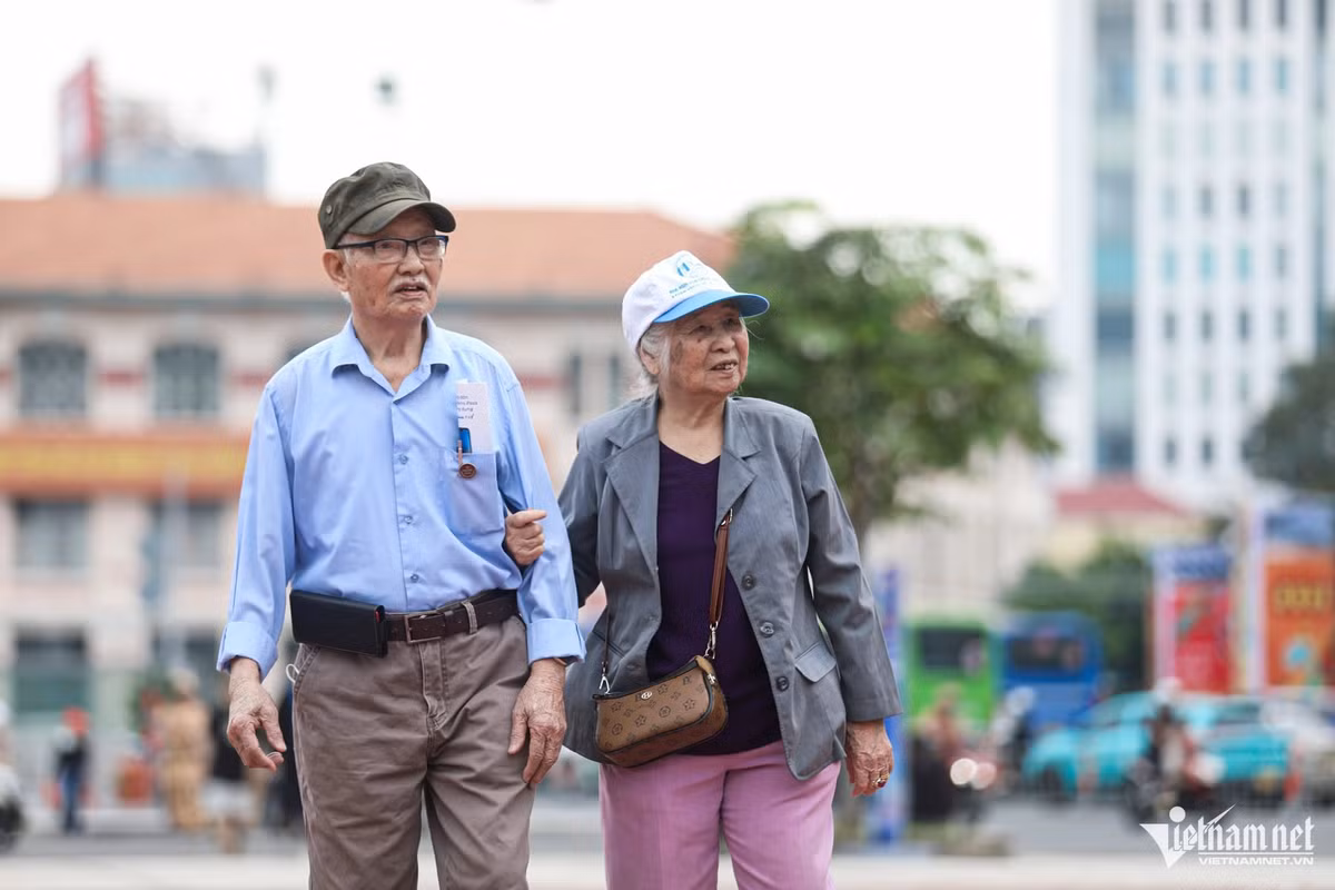 Nhiều hành khách tới từ sớm tại khu công viên 23/9 - trước ga ngầm Bến Thành. "Metro là giấc mơ của ông bà, chúng tôi mãn nguyện khi ở tuổi xế chiều được cùng nhau trải nghiệm tuyến tàu điện đầu tiên của thành phố. " - ông Vũ Huy Ngọc (97 tuổi) chia sẻ khi đi dạo cùng vợ trong lúc chờ tới giờ lên tàu.