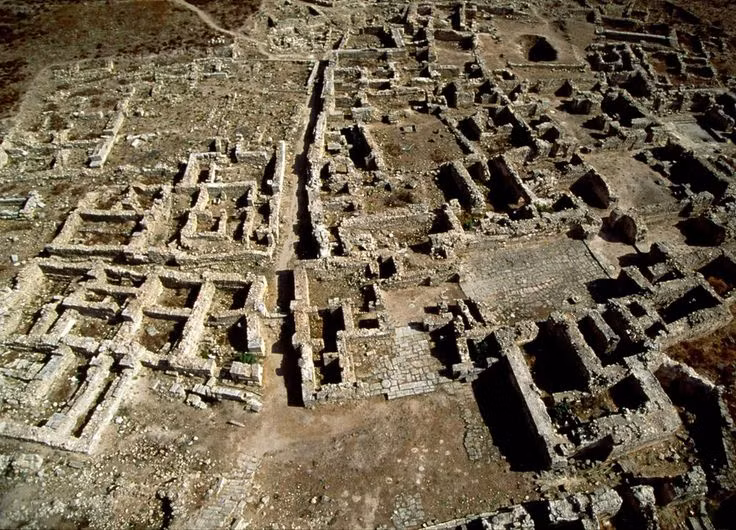  2. Thành phố cổ Ugarit. Ugarit (ngày nay nằm gần Latakia) là nơi phát minh ra bảng chữ cái đầu tiên trong lịch sử nhân loại, tiền thân của bảng chữ cái Latinh hiện nay. Ảnh: Pinterest.