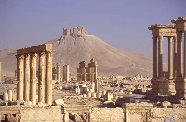  6. Di sản La Mã. Syria từng là một phần của Đế chế La Mã. Thành phố Palmyra, được gọi là "Cô dâu của Sa mạc", từng là một trung tâm thương mại và văn hóa rực rỡ dưới thời La Mã. Ảnh: Pinterest.