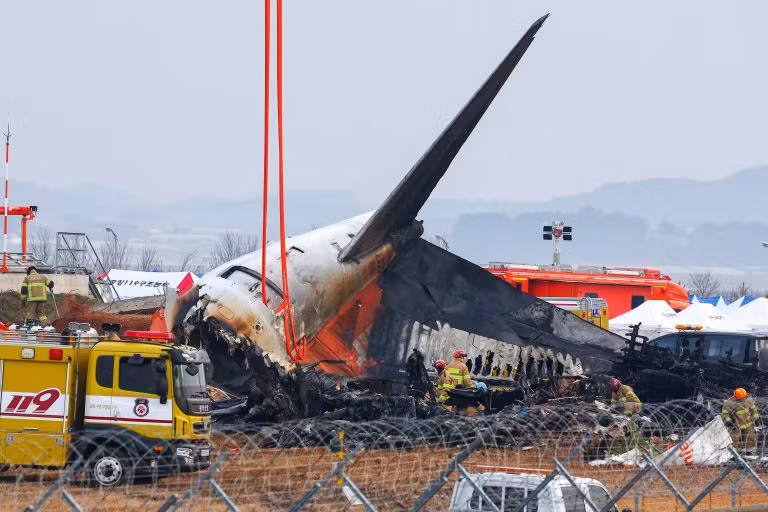  Jeju Air Flight 2216 (29/12/2024). Không thể bung bánh đáp, chiếc máy bay hạ cánh bằng phần bụng đã trượt trên đường băng tại sân bay Muan và nổ tung khi đâm vào một công trình bên ngoài, phía cuối đường băng. Thiệt hại nhân mạng: 179 người chết. Ảnh: PTV News.