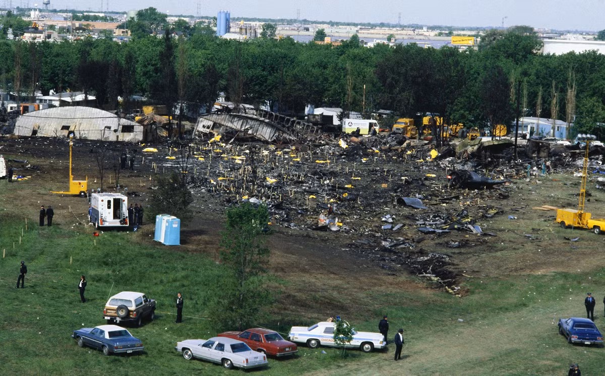 American Airlines Flight 191 (25/5/1979). Một động cơ tách khỏi máy bay ngay sau khi cất cánh từ sân bay Chicago O'Hare. Nỗ lực hạ cánh khẩn cấp của phi hành đoàn thất bại, máy bay mất kiểm soát và rơi xuống khu vực gần sân bay. Thiệt hại nhân mạng: 273 người chết. Ảnh: Britannica.