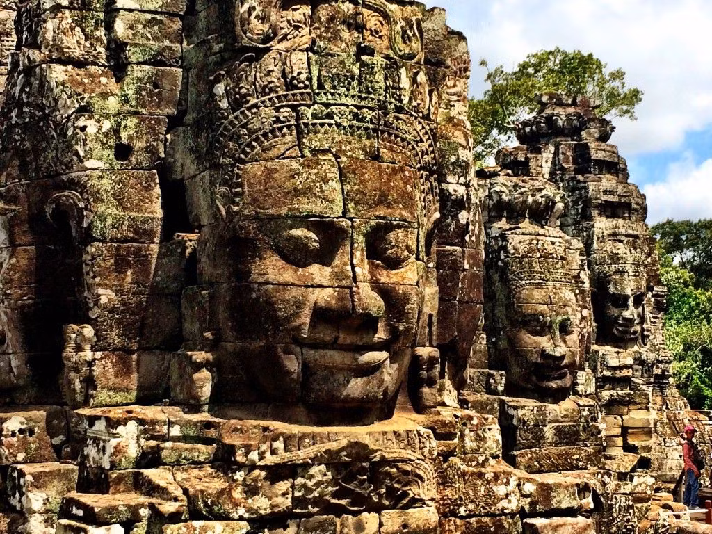  10. Đền Bayon và những khuôn mặt khổng lồ. Đền Bayon, nằm ở trung tâm thành phố Angkor Thom, nổi tiếng với hàng trăm bức tượng khuôn mặt khổng lồ, được cho là đại diện cho vua Jayavarman VII hoặc thần Avalokiteshvara. Ảnh: Pinterest.