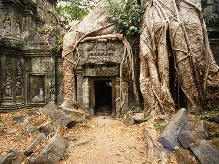  14. Suy tàn bí ẩn. Nguyên nhân suy tàn của văn minh Khmer vẫn là một bí ẩn. Nhiều giả thuyết cho rằng biến đổi khí hậu, sự xâm lược của người Xiêm (Thái Lan), và sự cạn kiệt tài nguyên đã góp phần vào sự sụp đổ của Angkor. Ảnh: Pinterest.