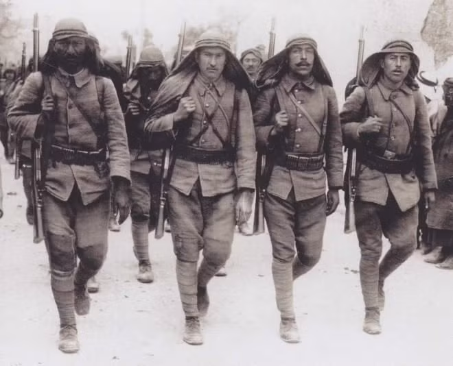 Trong Thế chiến I (1914-1918), Anh đang chiến đấu chống lại Đế quốc Ottoman (đang cai trị Palestine), và họ cần sự ủng hộ từ cộng đồng Do Thái trên toàn cầu, đặc biệt là ở Mỹ và Nga. Đồng thời, Anh cũng tìm cách mở rộng ảnh hưởng ở Trung Đông khi Đế quốc Ottoman suy yếu. Ảnh: Pinterest.