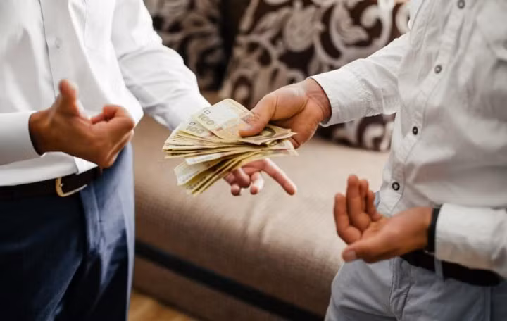  Đôi khi, vay tiền sẽ khiến bạn áp lực rất lớn, dễ rơi vào tình thế tiến thoái lưỡng nan. 