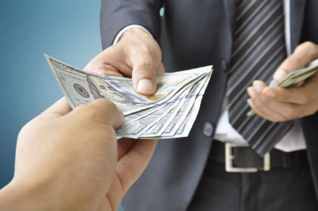  1. Vay tiền: Trên thực tế, việc vay tiền có rất nhiều rủi ro. Ví dụ, nếu không lấy lại được tiền, bạn sẽ rất đau lòng và thất vọng về bản chất con người, không hiểu tại sao người kia lại đối xử với mình như vậy? 