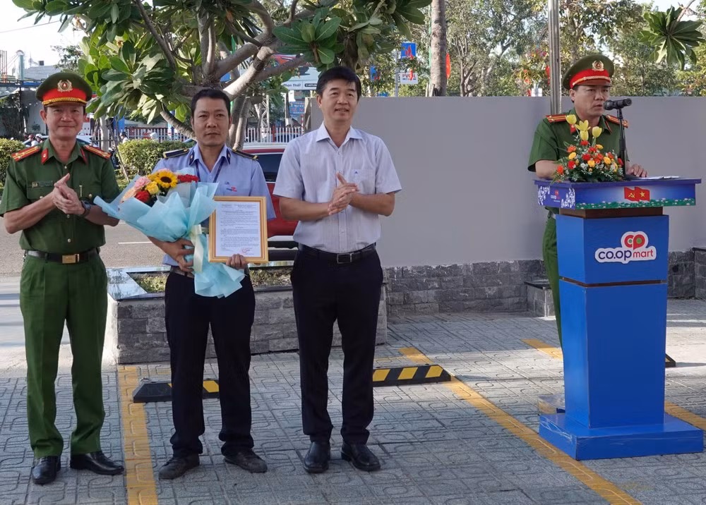 Khen thưởng bảo vệ siêu thị lao xe bắt gọn kẻ trộm xe máy - Hình 2 Khen thuong bao ve sieu thi lao xe bat gon ke trom xe may-Hinh-2