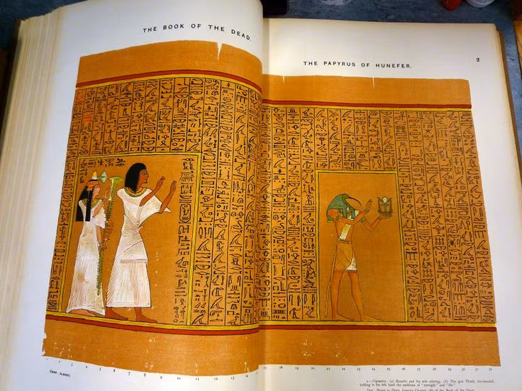  3. Cuốn sách của người chết (The Book of the Dead): Một tập hợp các văn bản tang lễ của người Ai Cập cổ đại; cung cấp hướng dẫn cho linh hồn trong hành trình qua thế giới bên kia. Ảnh: Pinterest.